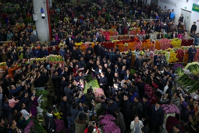 李克強(qiáng)為何突然夜訪昆明花市?